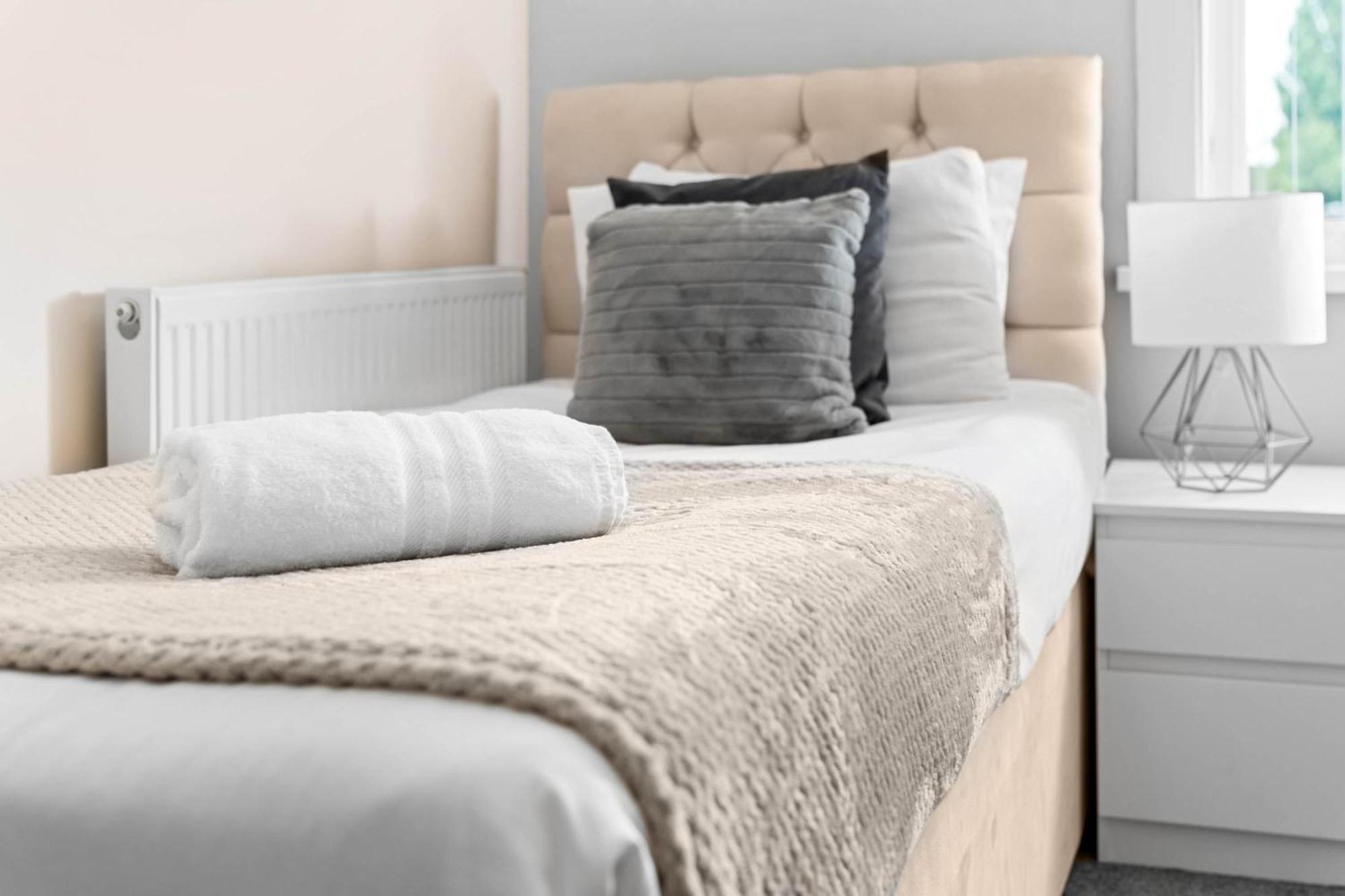 Two Bedroom Apartment - Single Beds - Accommodates 3 - Street Parking - Top Rated -Wbb West Bromwich Exterior photo