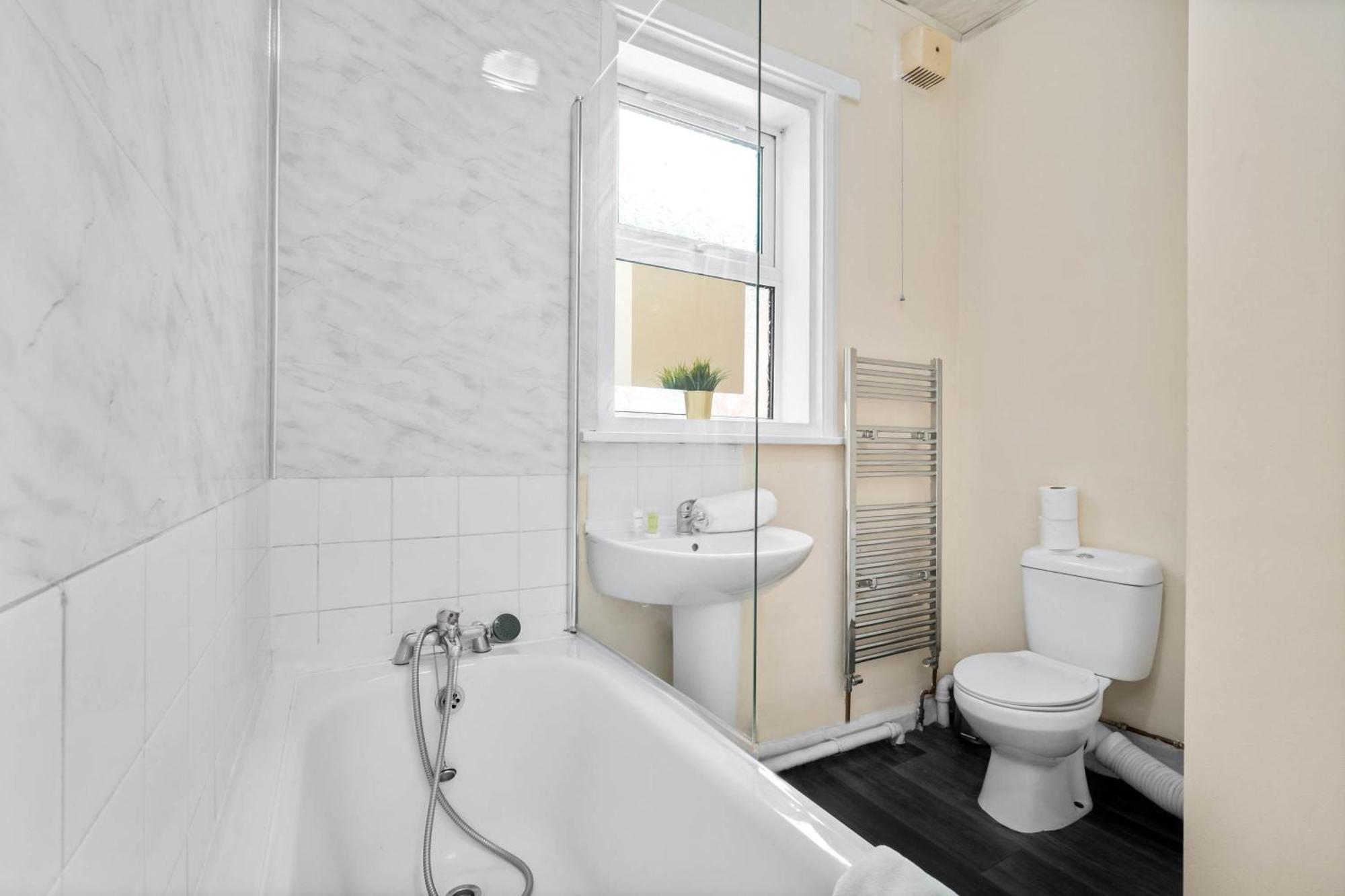 Two Bedroom Apartment - Single Beds - Accommodates 3 - Street Parking - Top Rated -Wbb West Bromwich Exterior photo